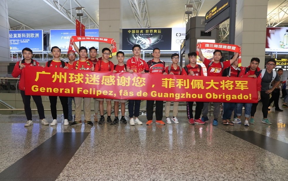 Faixa de grupo tentou agradecer Scolari em português (Foto: Reprodução/Sina.com)