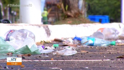 Após a festa de Réveillon, lixo fica espalhado na Praia da Graciosa
