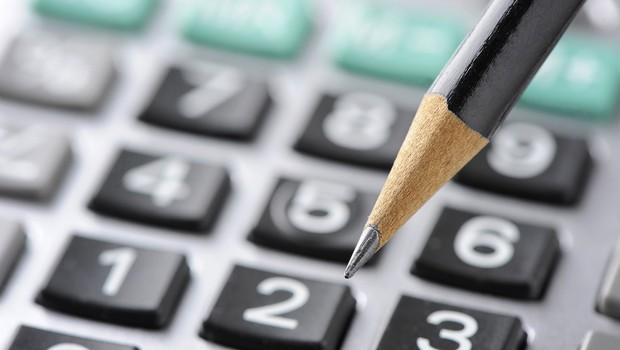 Finanças ; calculadora ; imposto de renda ; pequenas e microempresas ; contas a pagar ;  (Foto: Shutterstock)