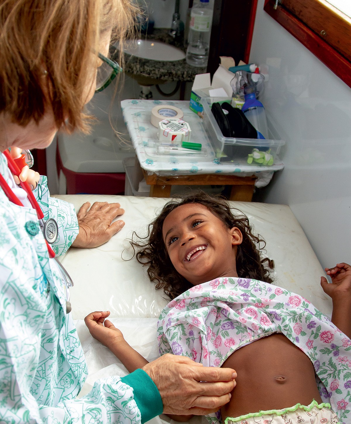 G1 - Menina de 8 anos troca balas por água e aprende a escovar os dentes -  notícias em VC no Bem Estar