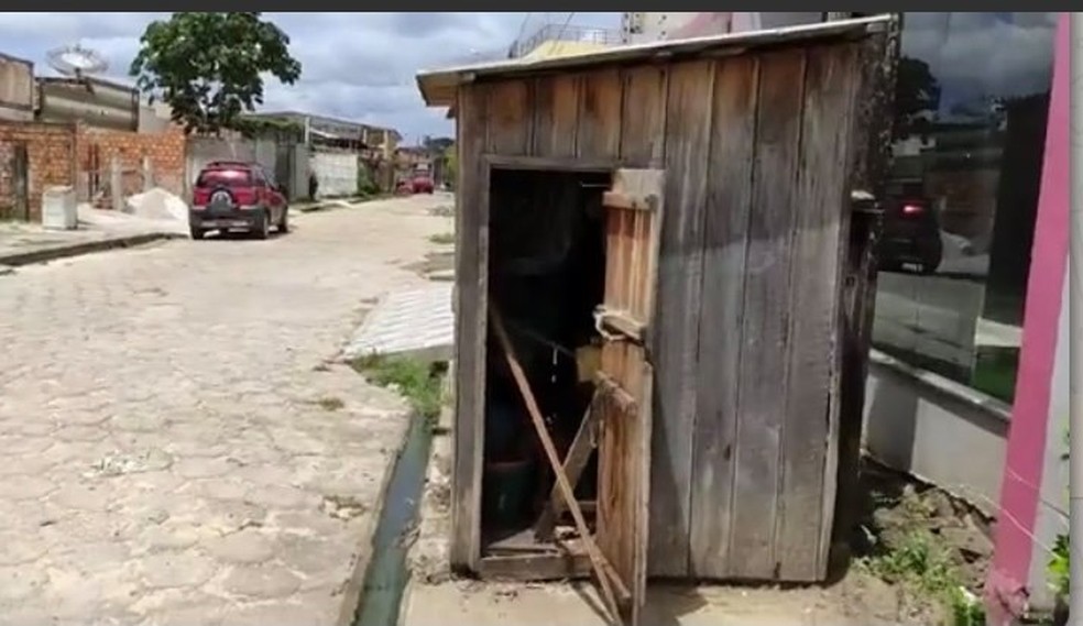 Moradores do bairro Matinha dizem que idoso vive sem moradia adequada há anos. — Foto: Reprodução / Facebook