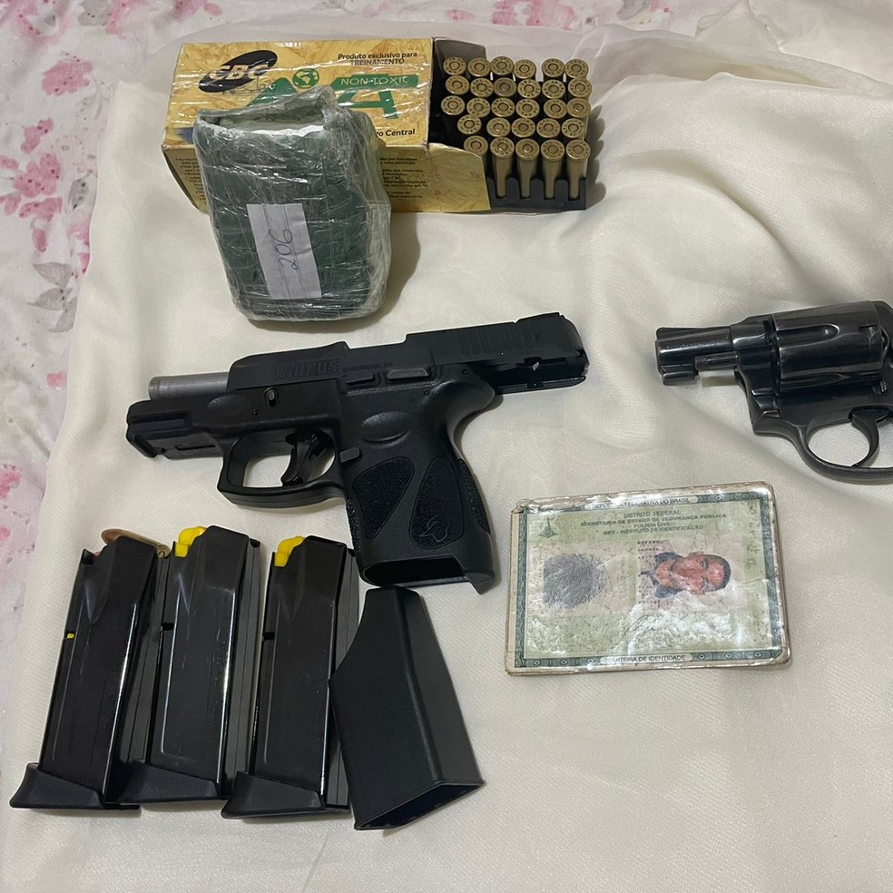 Foram apreendidas duas armas, munições, documento falso e um tablete de cocaína — Foto: Divulgação/PC-PI