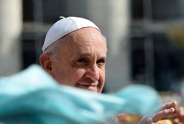 O Papa Francisco saúda os fiéis nesta quarta-feira (17) na Praça de São Pedro, no Vaticano (Foto: AFP)