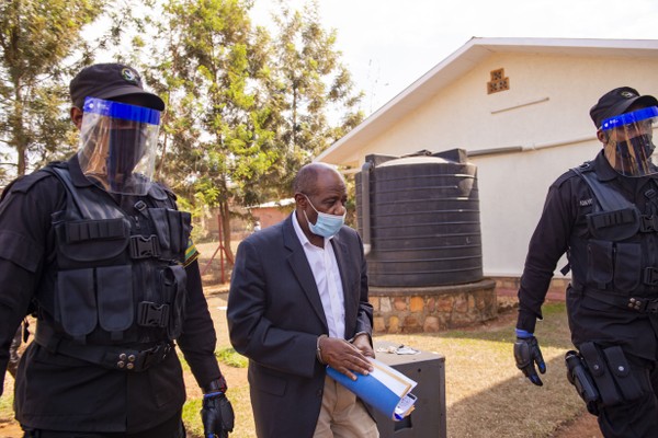 Paul Rusesabagina sendo levado para sessão de julgamento em Ruanda em setembro de 2020 (Foto: Getty Images)
