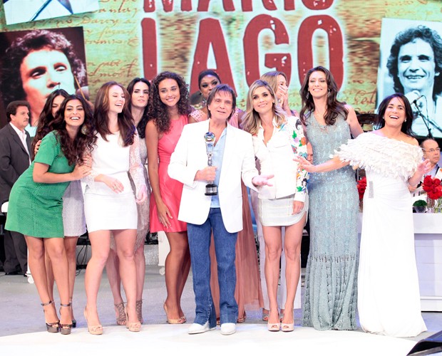 Premiado, Roberto Carlos posa com as atrizes convidadas (Foto: Domingão do Faustão/ TV Globo)