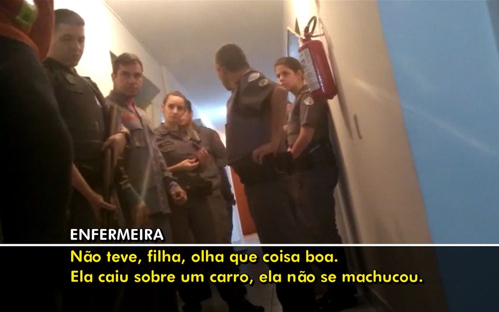 Bombeiros tentaram convencer mulher a abrir a porta do apartamento â€” Foto: TV Globo/ReproduÃ§Ã£o