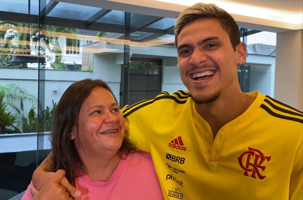 Pedro comemora com a m&atilde;e a convoca&ccedil;&atilde;o para Copa do Mundo &mdash; Foto: Cah&ecirc; Mota / ge