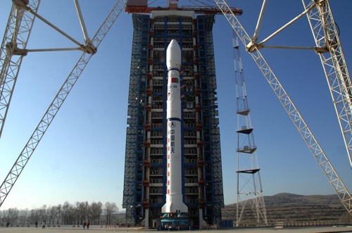 Imagem divulgada pelo Inpe mostra o foguete Longa Marcha 4B pronto para ser lançado na China. Satélite sino-brasileiro Cbers-3 será levado ao espaço pelo veículo (Foto: Divulgação/Inpe)