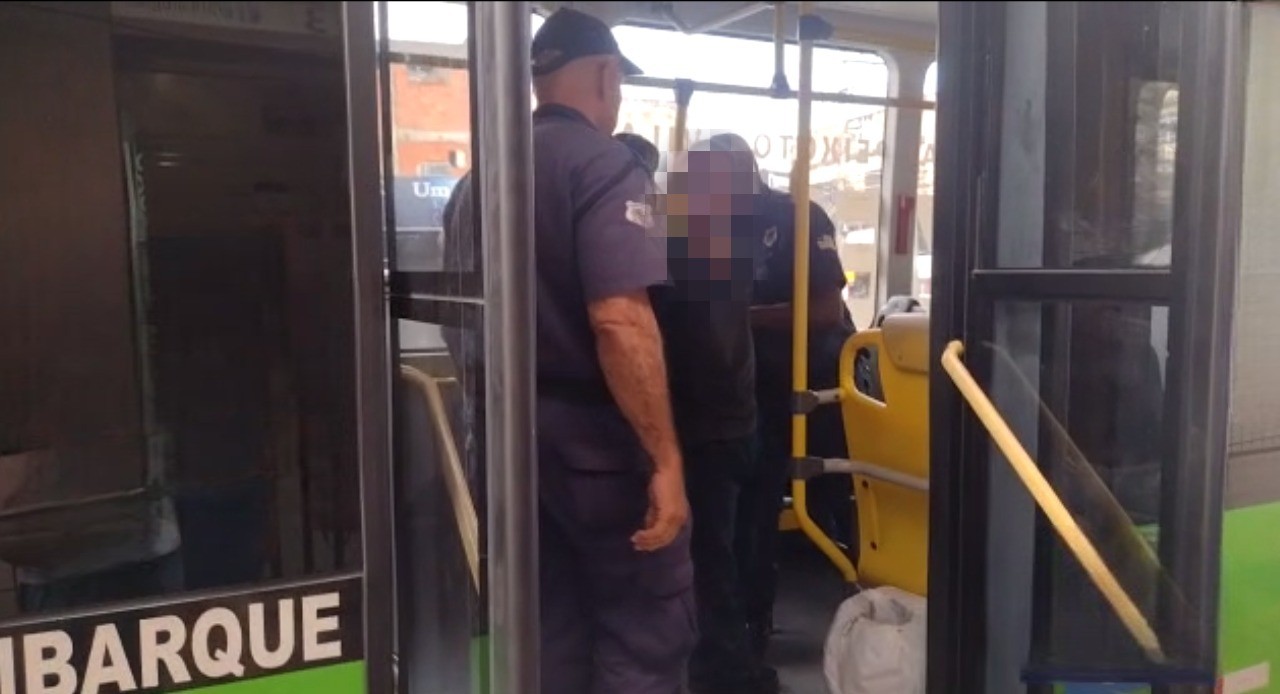 Passageiro é detido por importunação sexual dentro de ônibus em Volta Redonda