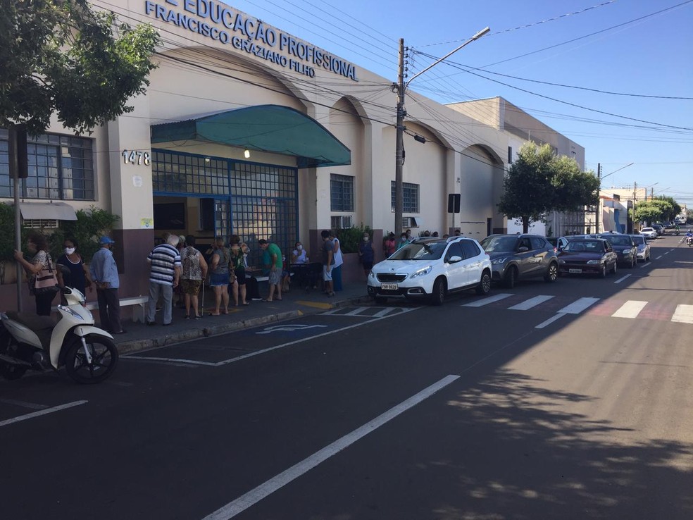 Vacinação contra a Covid- 19 para pessoas de 80 a 84 anos gerou fila de 'dobrar' quarteirão — Foto: Carlos Volpi/TV Fronteira