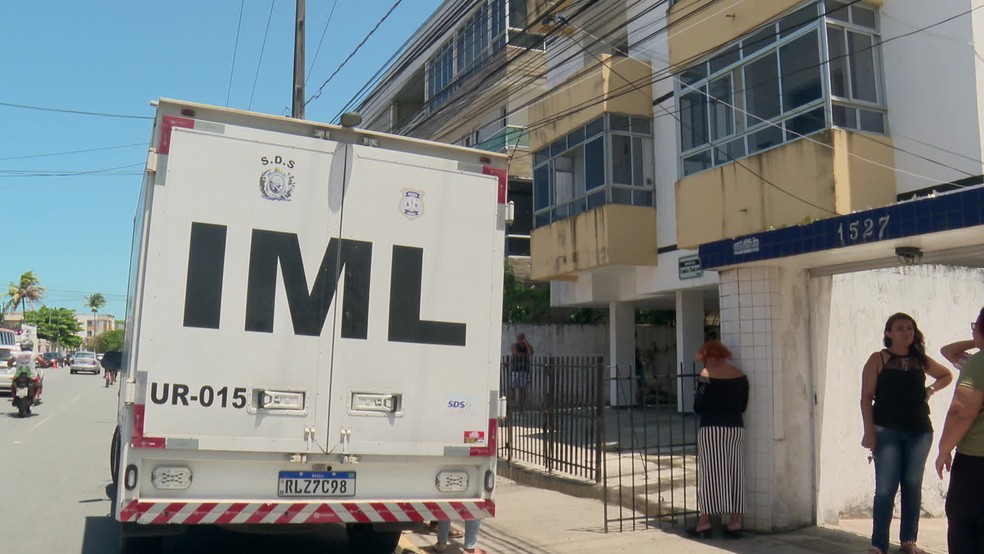 Carro do IML na frente de edifício onde mulher morreu queimada em incêndio — Foto: Reprodução/TV Globo