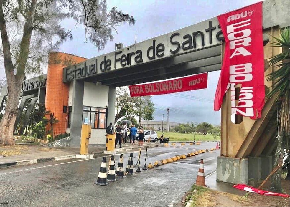 Entrada da universidade tem faixas com os dizeres 'Fora Bolsonaro'. Conteúdo tem causado confusões na instituição. — Foto: Universidade Estadual de Feira de Santana