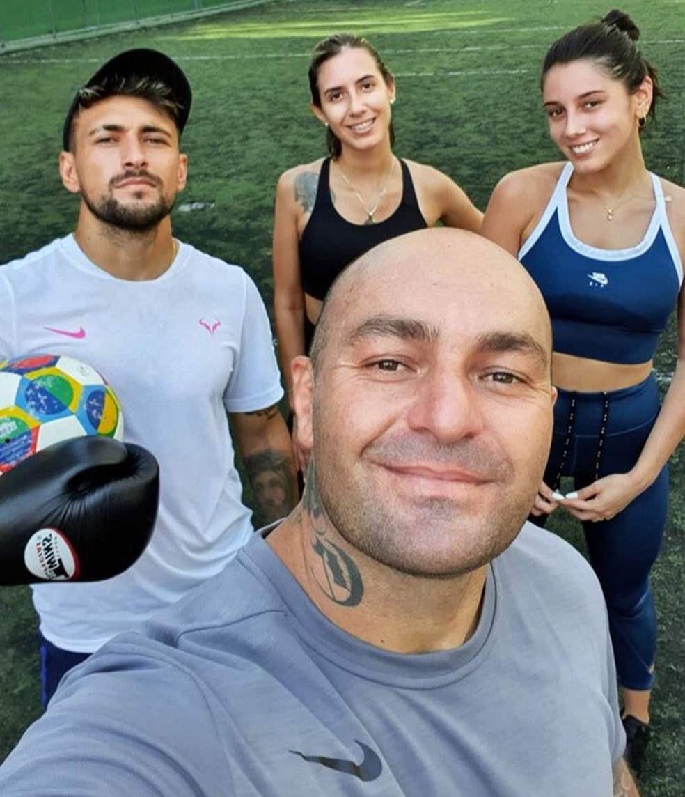 Esposa de Arrascaeta, Camila postou foto com o meia, amiga e personal — Foto: Reprodução Instagram