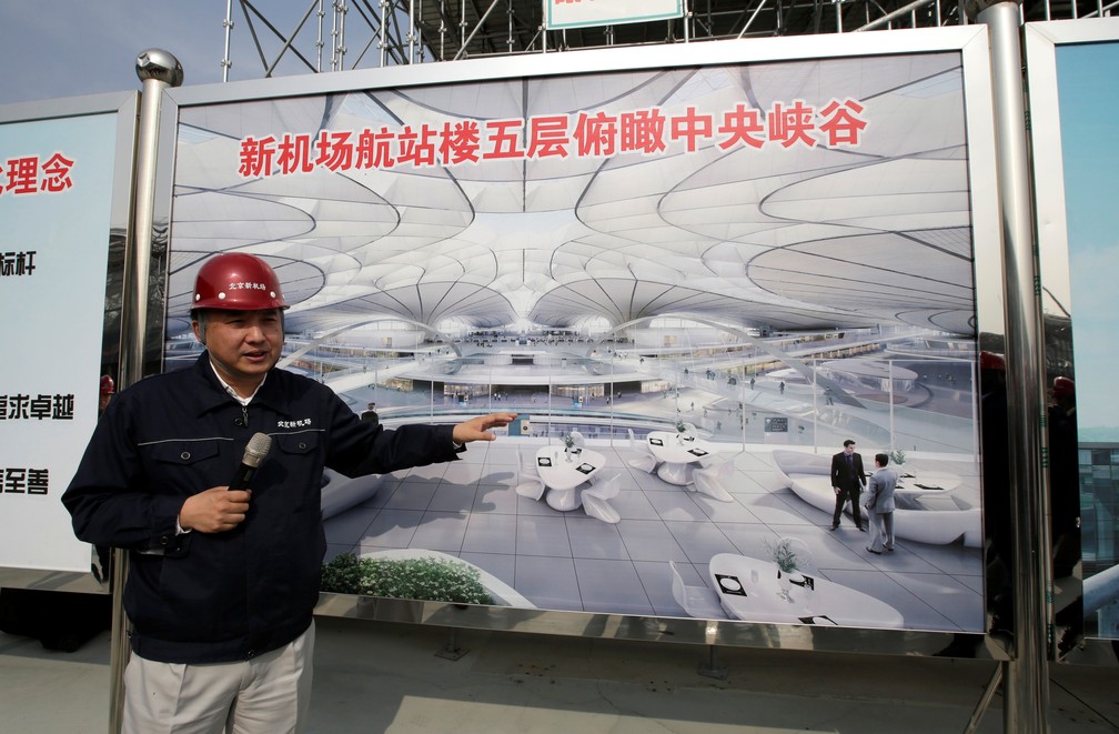 Engenheiro apresenta terminal do novo aeroporto de Pequim que estÃ¡ em construÃ§Ã£o â€” Foto: Reuters/Jason Lee
