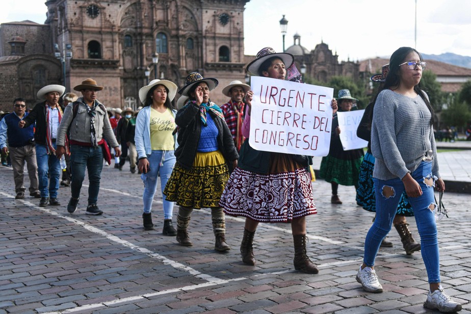Pessoas andinas de Chumbivilcas participam de um protesto contra o governo da presidente peruana Dina Boluarte em Cusco