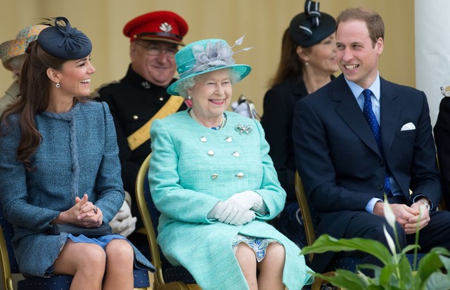 NOTTINGHAM, ENGLAND - JUNE 13: (L-R) Catherine, Duchess of Cambridge, Queen Elizabeth II and Prince William, Duke of Cambridge attend Vernon Park during a Diamond Jubilee visit to Nottingham on June 13, 2012 in Nottingham, England. (Photo by Samir Hussein (Foto: WireImage)