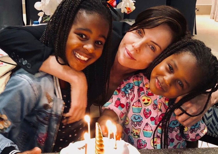 A atriz Charlize Theron com suas duas filhas (Foto: Instagram)