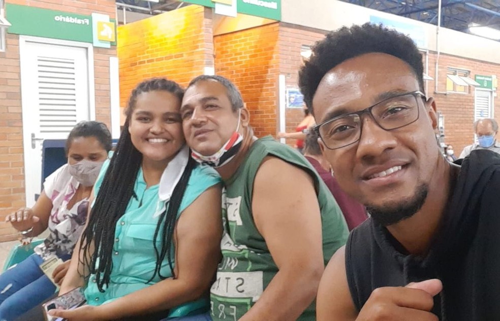 Nilton, a filha, a esposa e o genro após o reencontro em SP  — Foto: Thais Benevides/ Arquivo pessoal