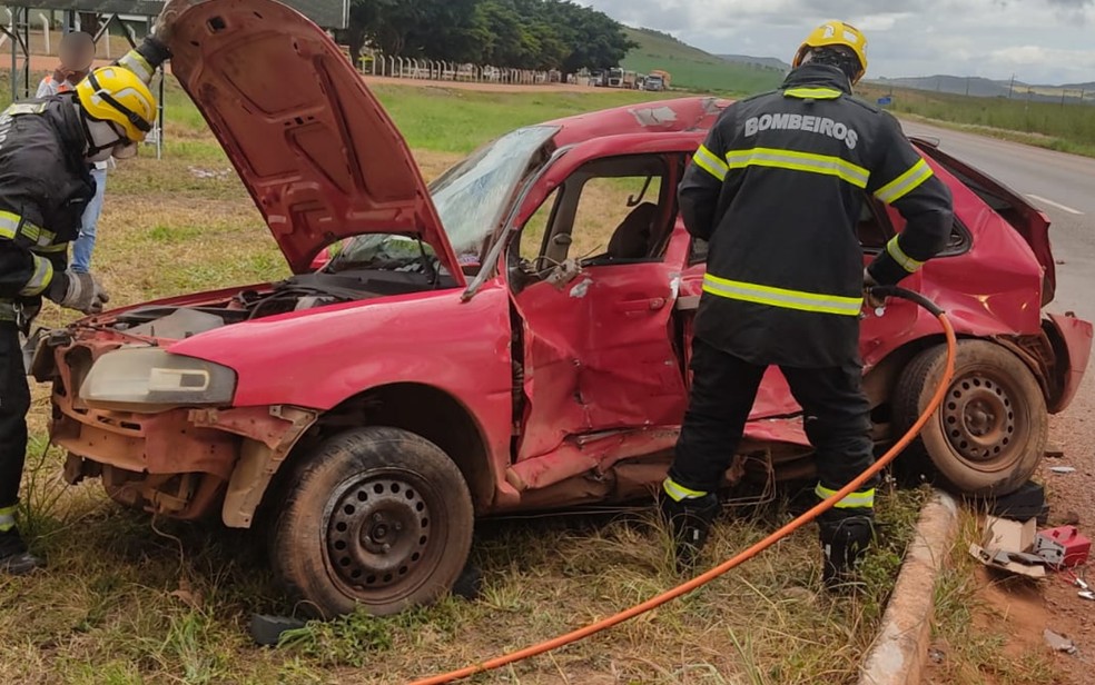 Carro que se envolveu em acidente com um morto e trs feridos na GO-118, em Gois  Foto: Divulgao/Corpo de Bombeiros 