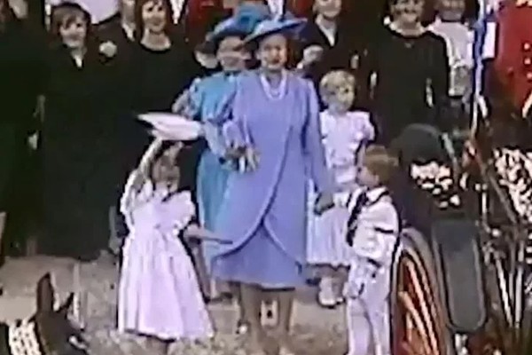 A Rainha Elizabeth 2ª após conseguir controlar o neto mais velho, Príncipe William, em um vídeo datado de 1986 (Foto: Twitter)