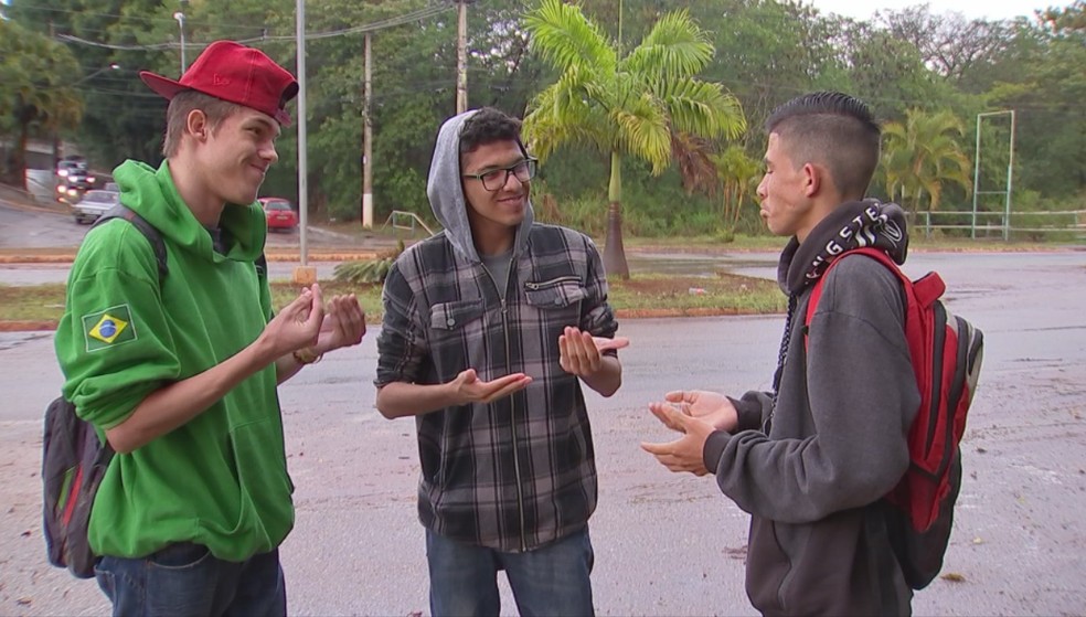 Em várias instituições de ensino do país, deficientes auditivos têm dificuldade em acompanhar aulas por falta de intérprete em libras  — Foto: Reprodução/TV TEM