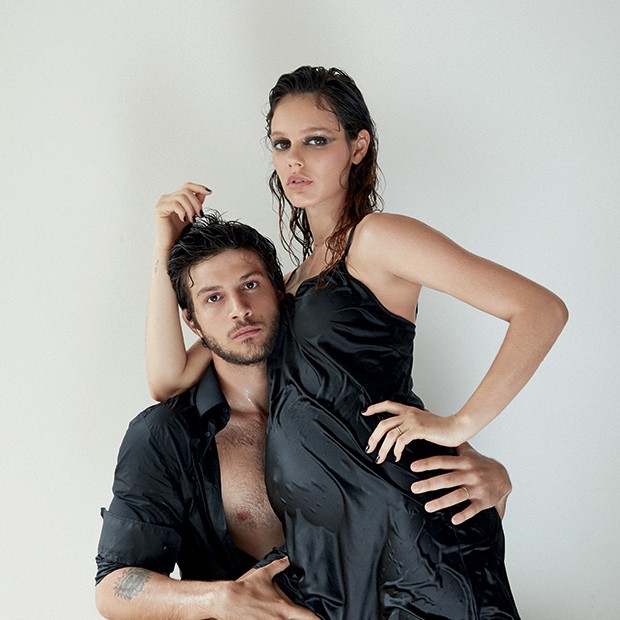 Chay veste camisa e calça Dolce & Gabbana. Laura veste camisola Intimissimi /  (Foto: Cassia Tabatini (Groupart) )
