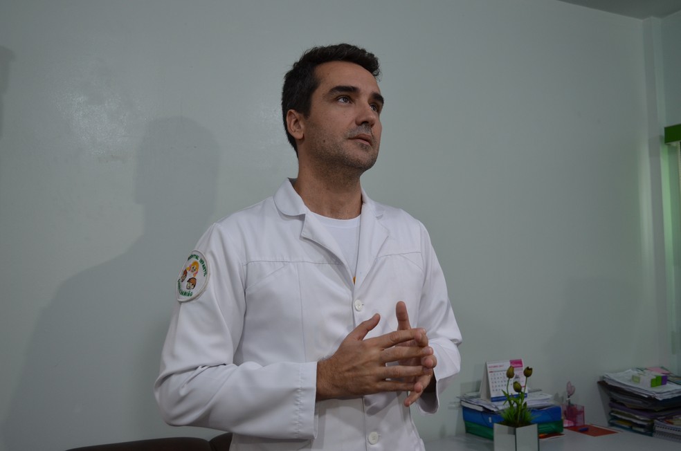 Médico pediatra e intensivista Reginaldo cuida das menores que foram queimadas pelos pais (Foto: Hosana Morais/G1)