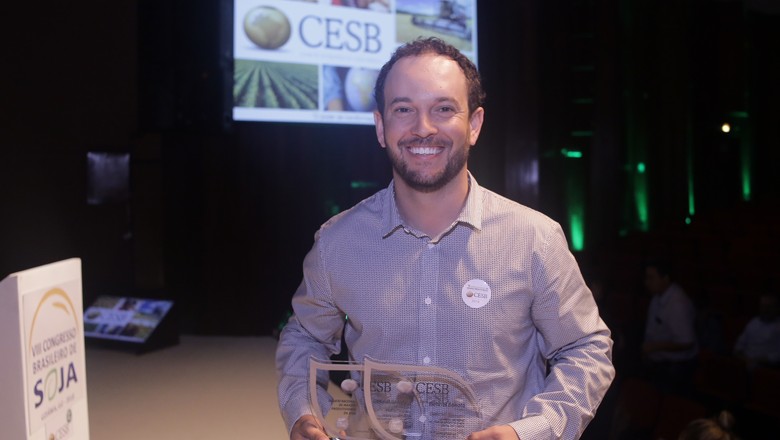 Gabriel Bonato, ex-bancário, foi o campeão nacional de produtividade de soja da safra 2017/2018 com 127,01 sacas por hectare.  (Foto: Divulgação)