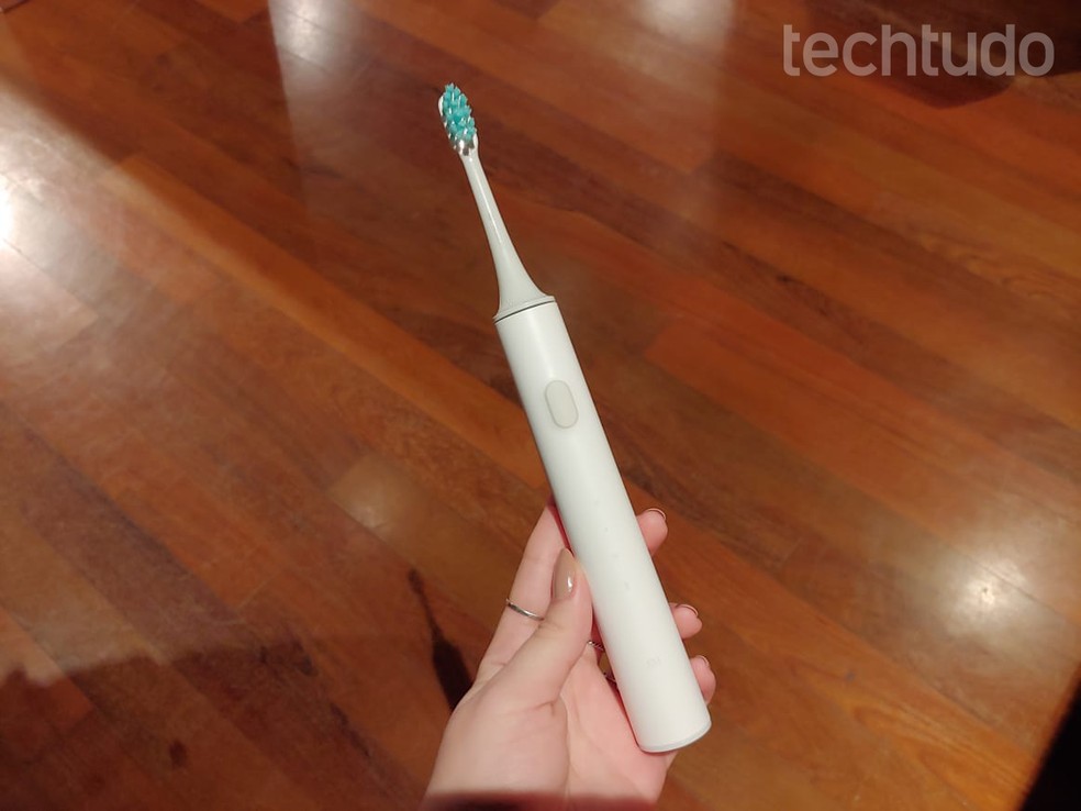 Mi Electric Toothbrush: escova de dentes com Bluetooth promete mais eficiência — Foto: Aline Batista/TechTudo