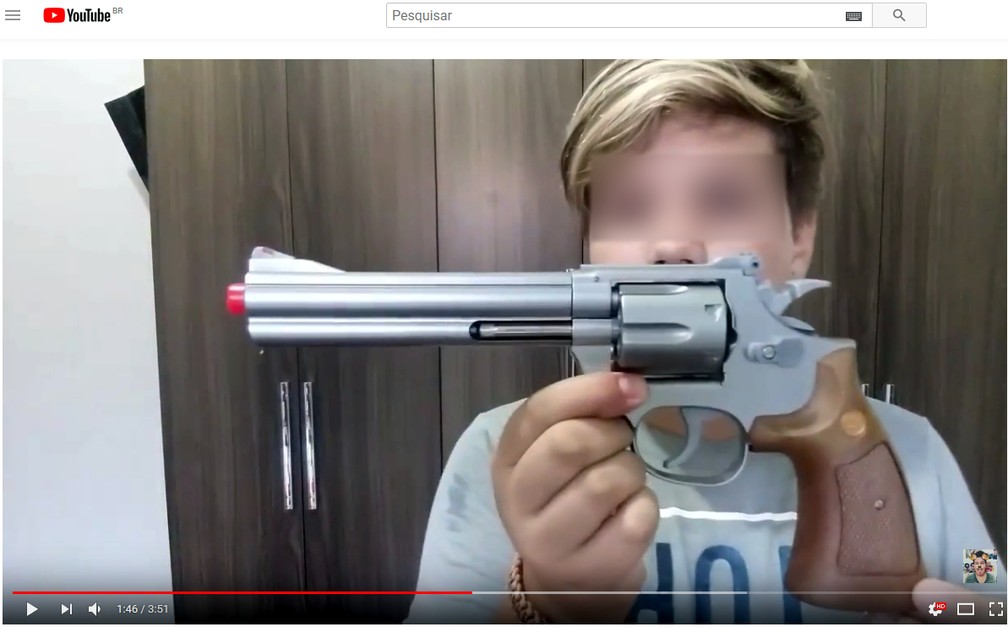 Adolescente teve armas de airsoft apreendidas pela polícia em Rio Preto (Foto: Reprodução/Youtube)