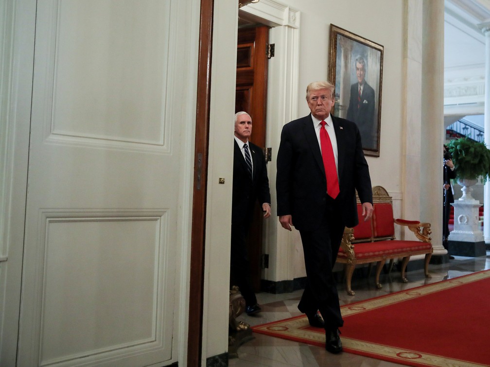 Donald Trump e Mike Pence chegam à Casa Branca para definir diretrizes da reabertura comercial dos EUA nesta quarta-feira (29) — Foto: Carlos Barria/Reuters