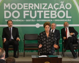 Dilma Rousseff assina MP do Futebol (Foto: Agência Brasil)