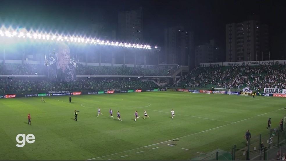 Locutor da Serrinha pede que seguran&ccedil;a tire jogadores do Flamengo de campo ap&oacute;s jogo; v&iacute;deo &mdash; Foto: Reprodu&ccedil;&atilde;o