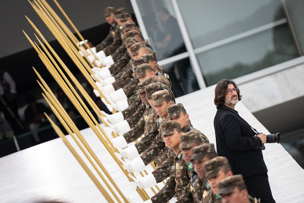Militares guardam as beiradas da rampa do Palcio do Planalto durante ensaio da posse presidencial que movimentou a Esplanada dos Ministrios nesta sexta-feira (30).  direita, Ricardo Stuckert, fotgrafo de Lula, que deu orientaes para a mdia durante o ensaio  Foto: Fbio Tito/g1