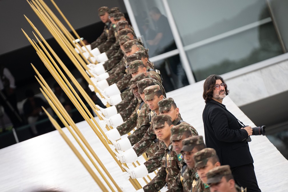 Militares guardam as beiradas da rampa do Palácio do Planalto durante ensaio da posse presidencial que movimentou a Esplanada dos Ministérios nesta sexta-feira (30). À direita, Ricardo Stuckert, fotógrafo de Lula, que deu orientações para a mídia durante o ensaio — Foto: Fábio Tito/g1