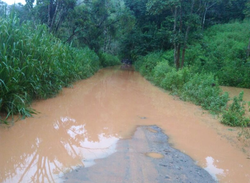 Córrego transbordou e estrada está interditada (Foto: Teresinha Consuelita/ Arquivo pessoal)