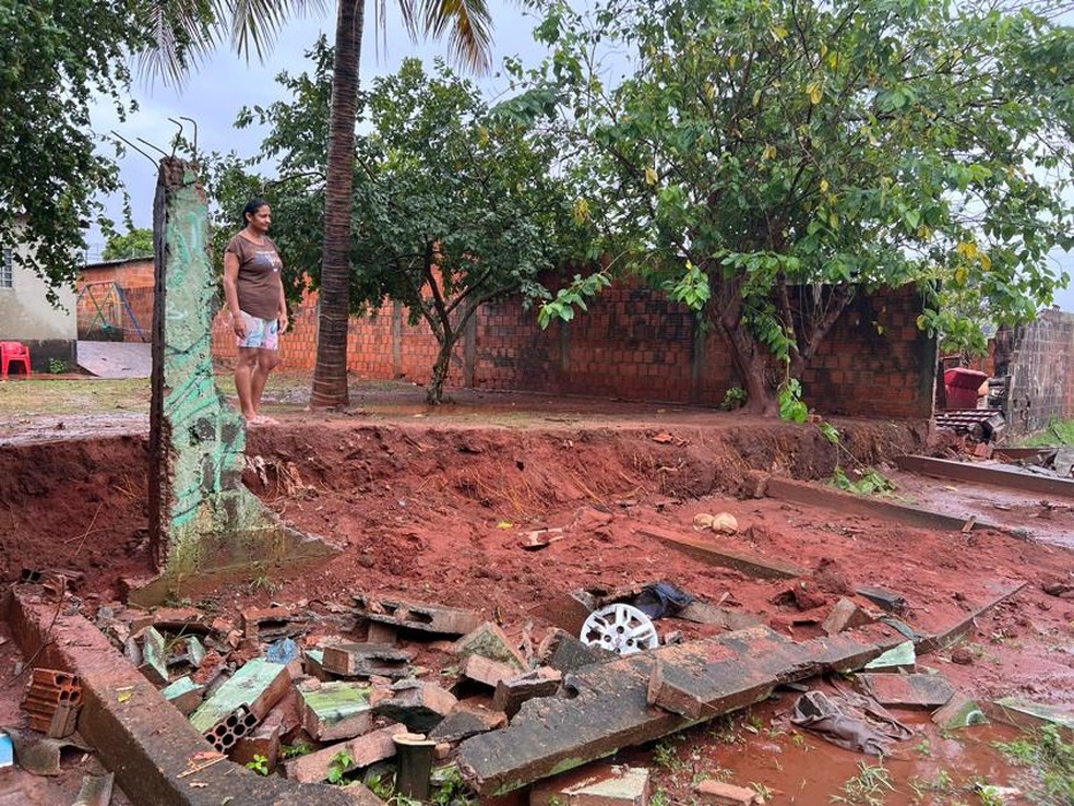 Muro da casa da professora desabou.  — Foto: Alysson Maruyama/TV Morena