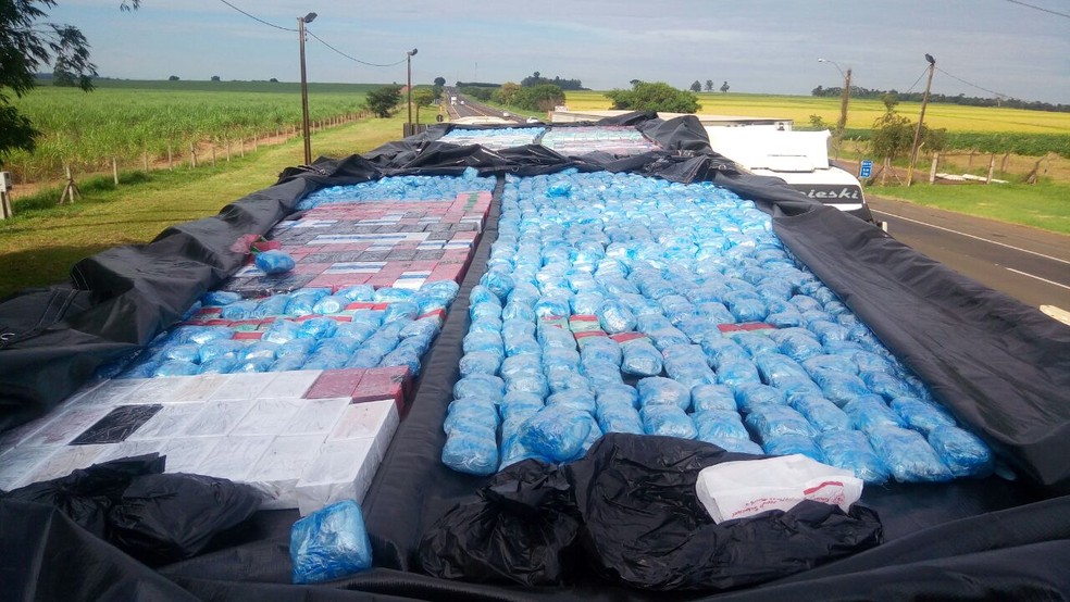 Na semana passada, caminhão apreeendido em Santa Cruz do Rio Pardo escondia em fundo falso carga de celulares (Foto: Polícia Rodoviária/Divulgação )