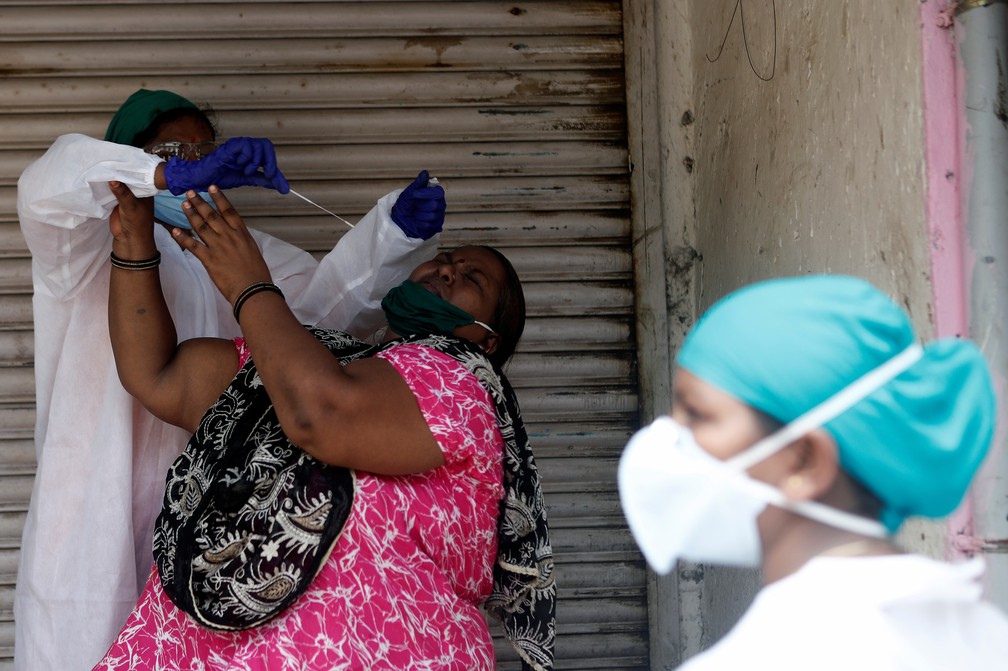 Agente de saúde recolhe material para exame de Covid-19 em Mumbai, na Índia, em 5 de setembro de 2020 — Foto: Francis Mascarenhas/Reuters