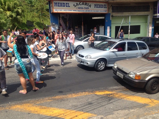 Alunos bloqueiam rua da Escola Estadual Diadema, no ABC (Foto: Glauco Araújo/G1)