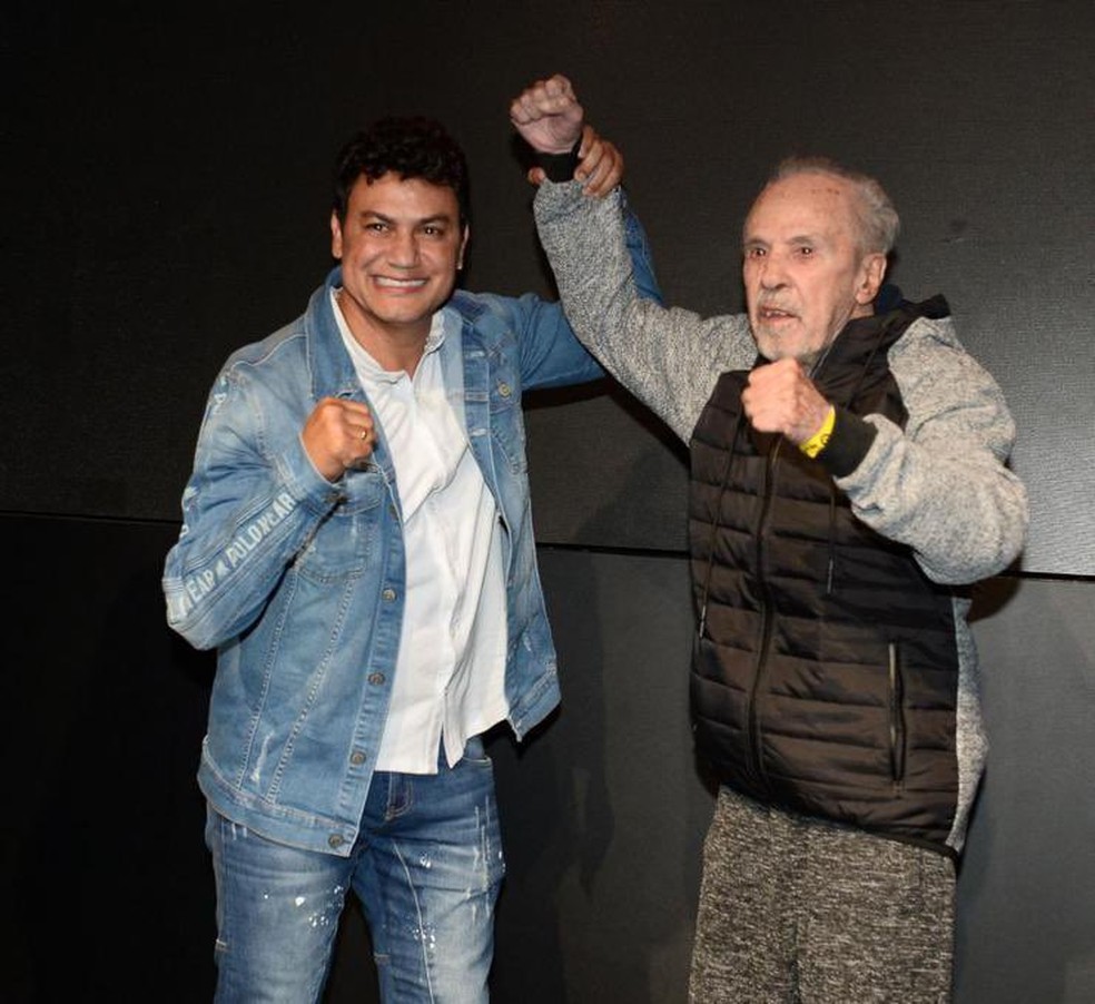Popó homenageia Éder Jofre — Foto: Divulgação Acelino Popó Freitas
