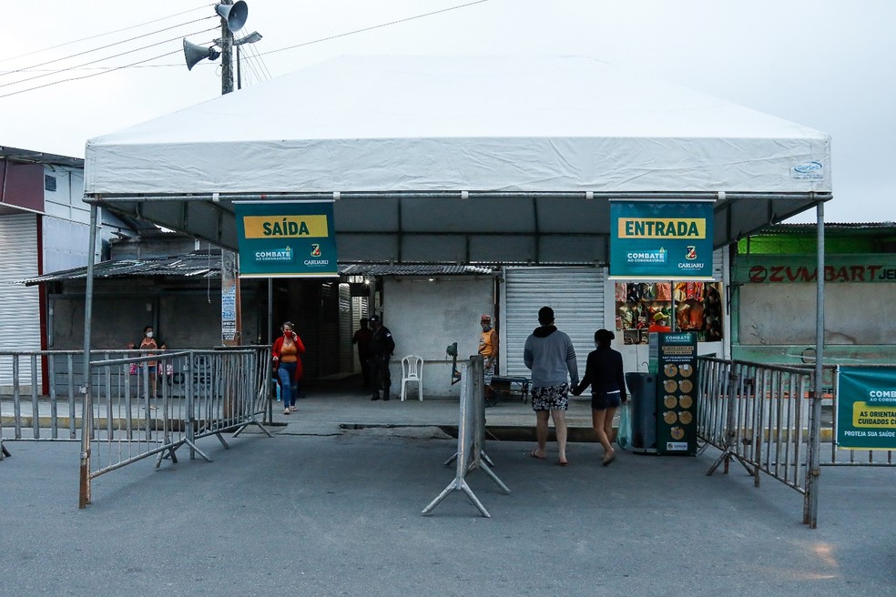 Barreira foi montada para controlar a entrada e saída de clientes na Feira da Sulanca, em Caruaru — Foto: Jorge Farias/Seic