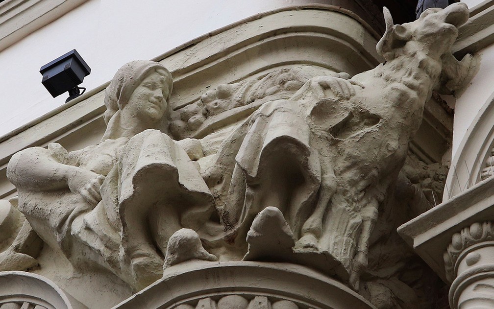 Imagem antiga mostra como era escultura antes de restauração, em edifício na cidade de Palencia, na Espanha — Foto: Agencia ICAL