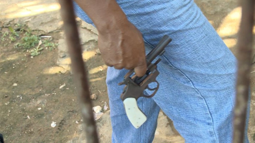Arma apreendida após bebê ser baleado dentro de casa, em Cariacica. (Foto: Samy Ferreira/ TV Gazeta)