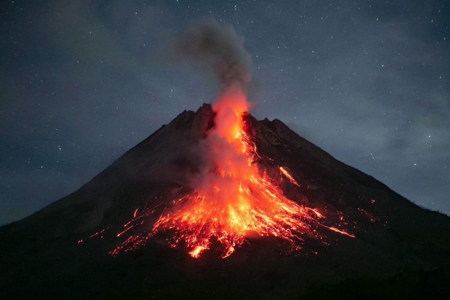Vulcão Merapi entra em erupção na Indonésia