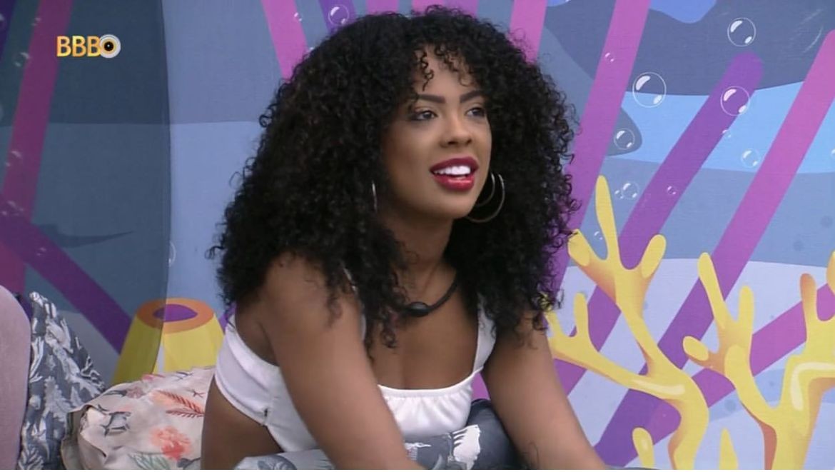 Semanas depois, ela desfez o penteado e agora usa black power — Foto: Reprodução/TV Globo