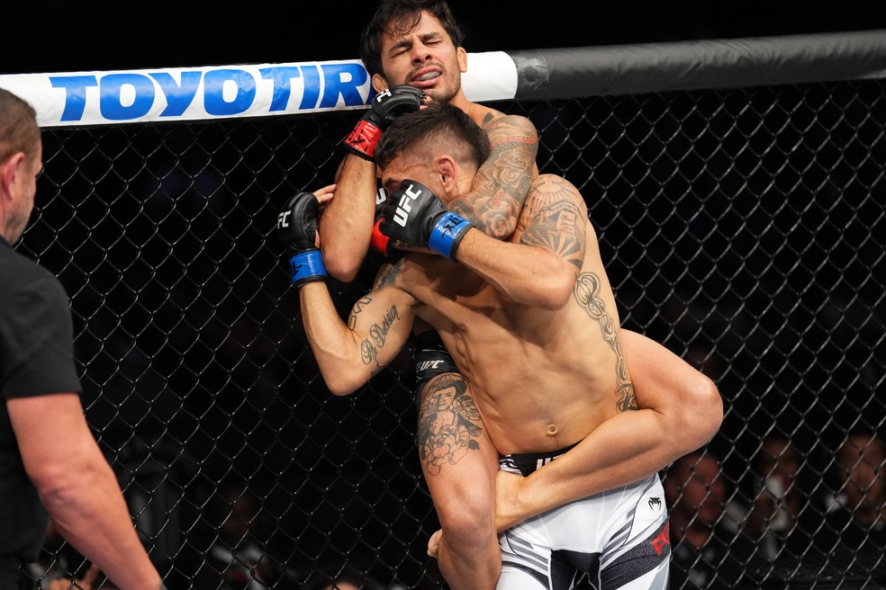 Alexandre Pantoja finaliza Alex Perez no UFC 277 — Foto: Getty Images