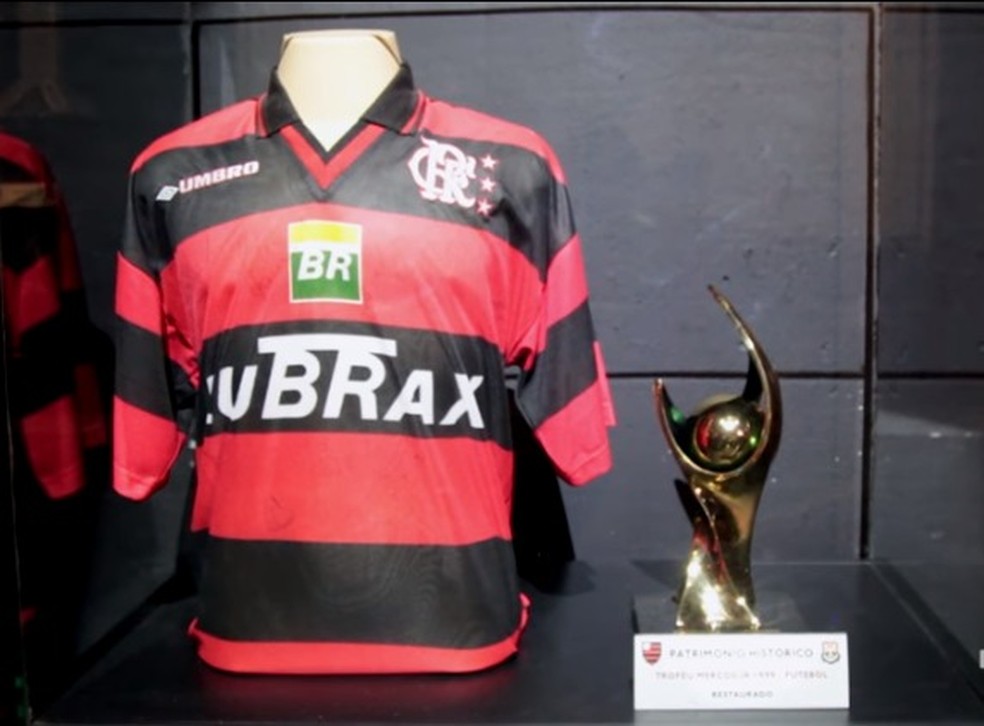 Troféu e uniforme da Copa Mercosul de 1999 expostos no museu do Flamengo — Foto: Reprodução