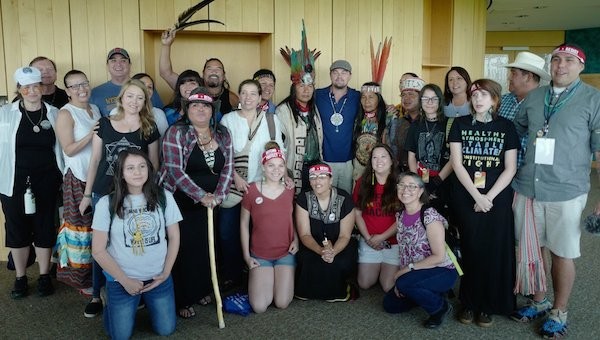 Leonardo DiCaprio ao lado de tribos indígenas em manifestação contra as políticas ambientais de Donald Trump (Foto: Twitter)