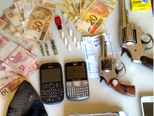 Homem de 24 anos foi preso em Itobi com armas, revólveres e dinheiro (Foto: Polícia Civil/Divulgação)